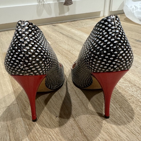 Black/white pointed shoe with red heel - Picture 2 of 2